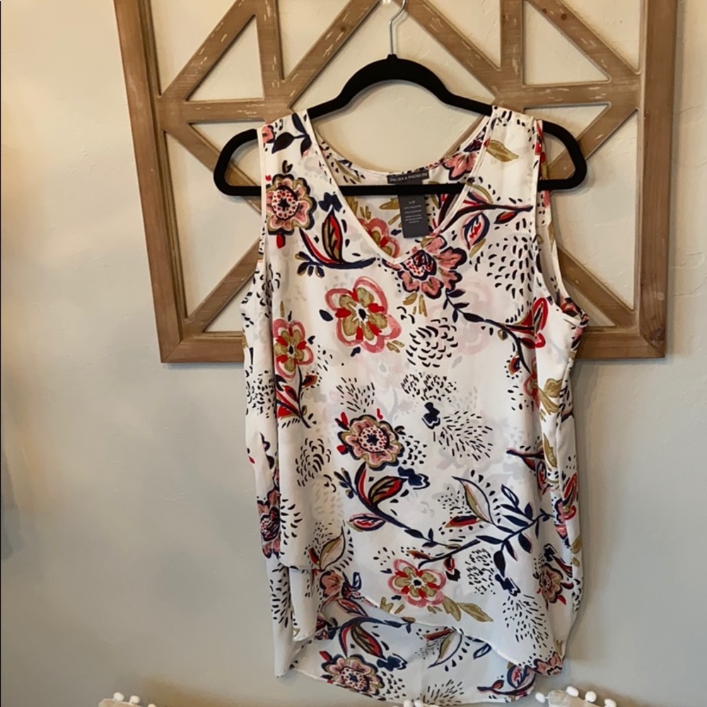 Flowery, sleeveless, tunic top